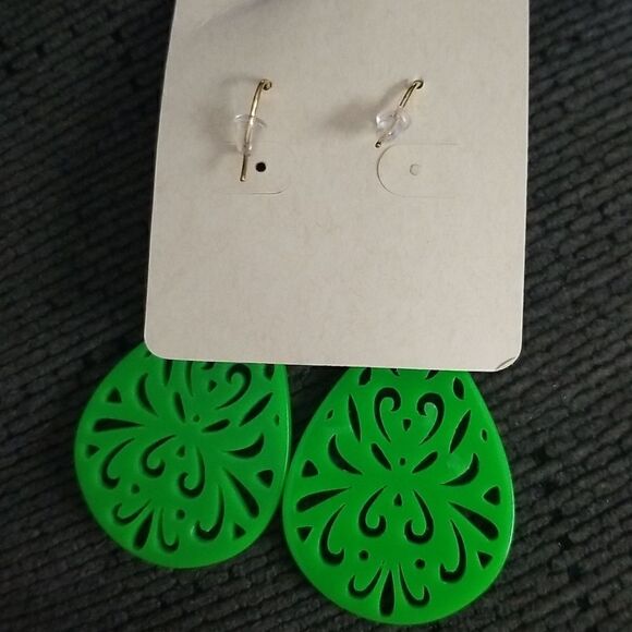 Green boho style dangle earrings - Picture 5 of 5